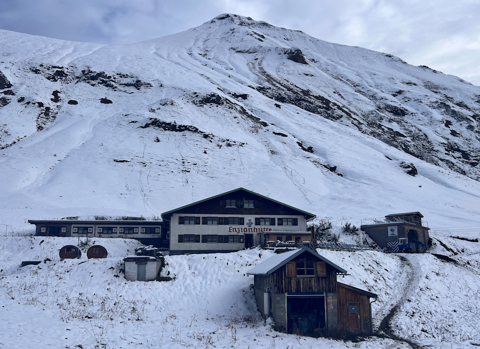 Enzianhütte mit Linkerskopf im Winterkleid