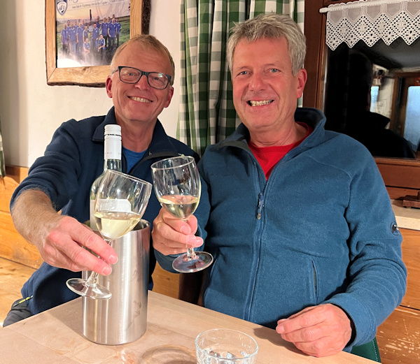 Klaus und Uli stoßen mit Wein an