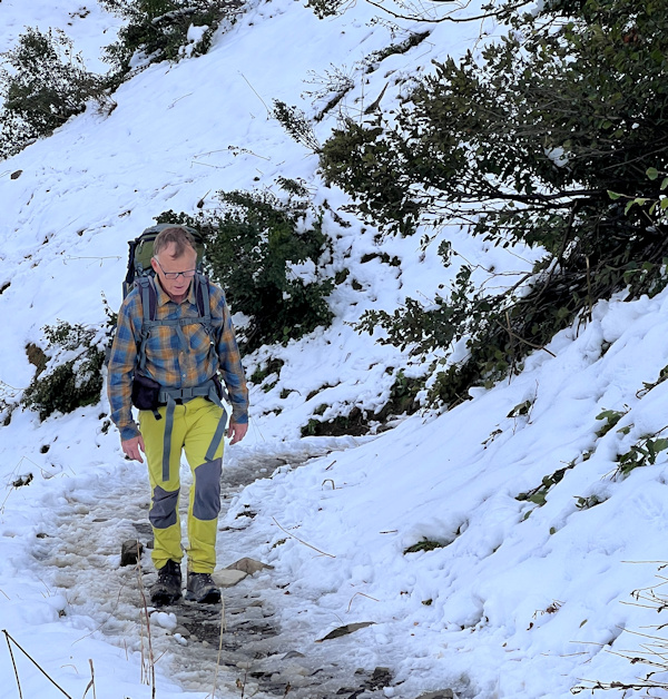 Anstieg im Schnee zur Enzianhütte