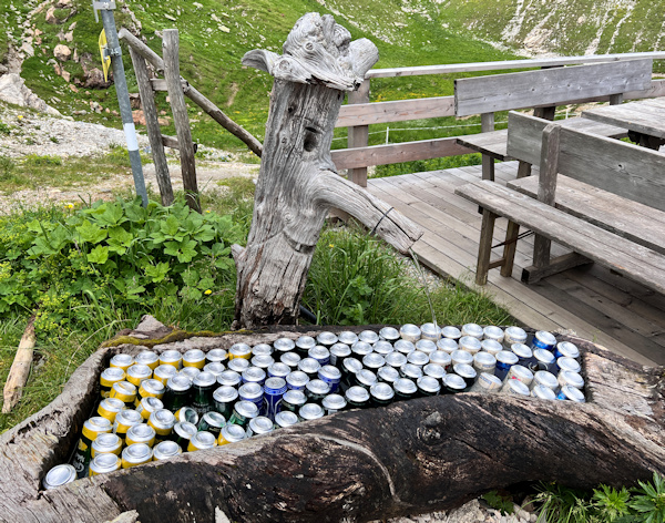 Filmoorhütte Brunnen mit kühlen Getränken