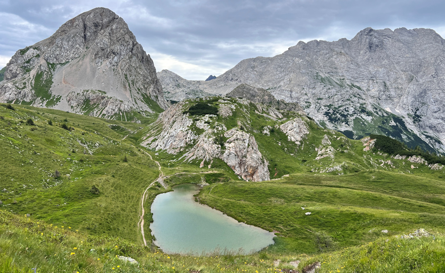 Sella Sissanis Blick auf See und Weiterweg