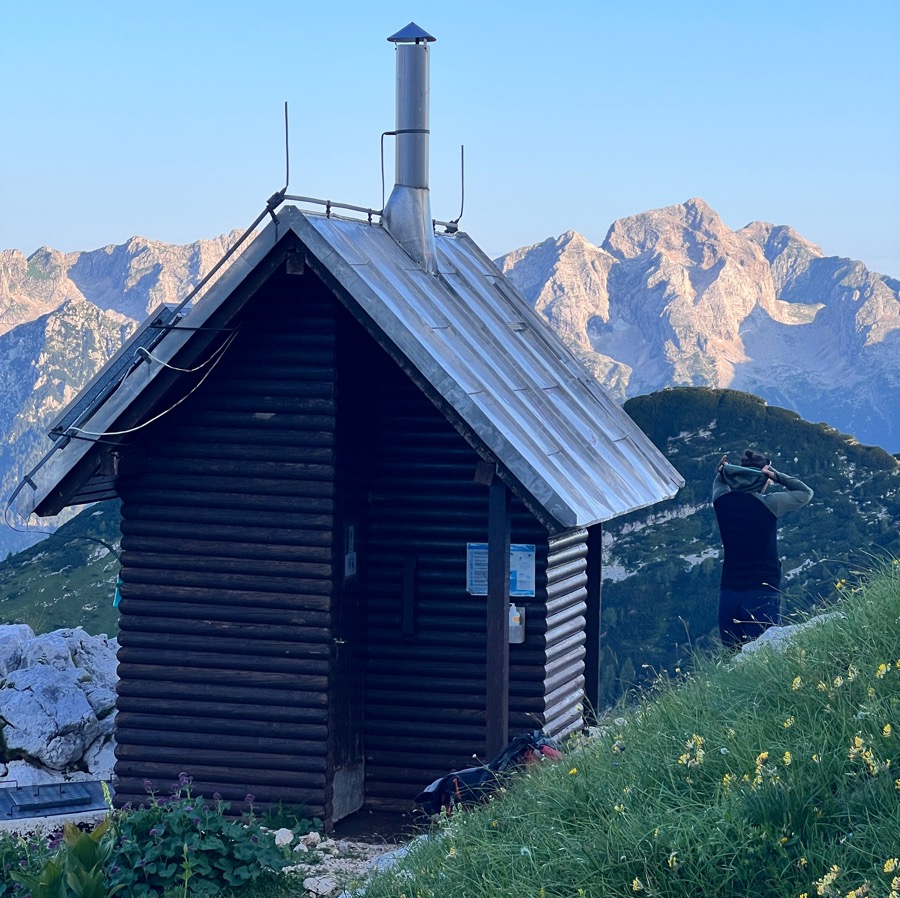 Salzburg-Triest Toilettenhäuschen an der Zasavska koča Hütte