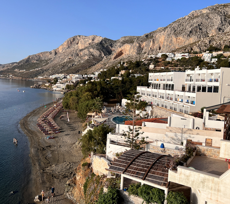 Blick von Aegean Tavern zum Hotel Plaza