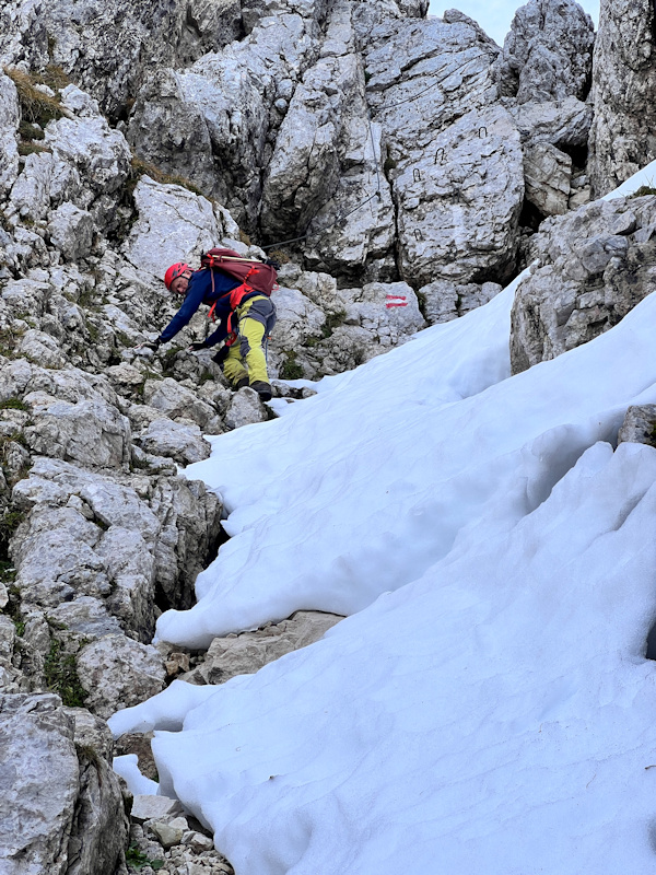 Schneefeld im Abstieg von der Köllenspitze